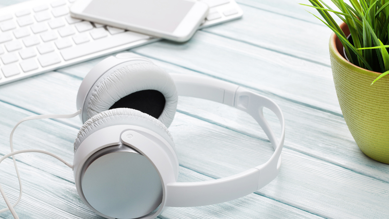 auscultadores numa mesa